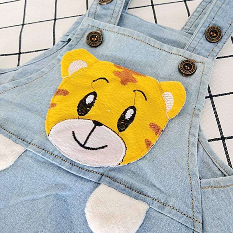 Jardineira Jeans Bichinhos Bebê Menina Menino | 0 - 24 Meses-Jardineira Jeans Bichinhos bebê menina,Jardineira Jeans Bichinhos bebê menino,jeans bebe,macacão bebe menina,macacão jeans,Macacão Jeans Bebê,Macacão Jeans Bebê menina,Macacão Jeans Bebê menino,Macacão Jeans Ursinho Bebê,macaquinho jeans bebê menina,macaquinho jeans bebê menino,roupa de verão bebe 18 meses,roupa de verão bebe 6 meses,roupa de verão bebe 9 meses,roupa menina 1 ano,roupa menino,roupa menino 1 ano,roupa menino bebê