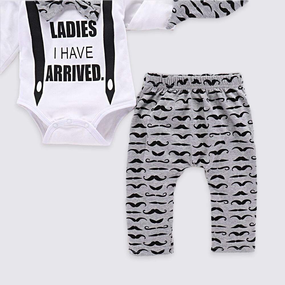 Conjunto Body Manga Longa + Calça + Gorro Bebê Menino Bigodinho "Garotas Cheguei!" | 0- 24 Meses-bebê menino,body,body de manga,conjunto bebê,Conjunto Bebê Body de Manga,conjunto bebê menino,conjunto body calça,conjunto de calça bebê menino,kit body,roupa menino bebê