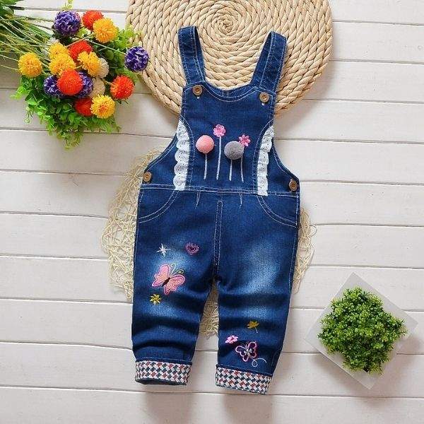 Macacão Jardineira Jeans  c/ Aplicações Pompom Bebê Menina | 9 Meses - 4 Anos-bebê menina,bebê menina 0-3 meses,bebê menina 0-4 anos,bebê menina 12-18 meses,bebê menina 3-6 meses,bebê menina 6-9 meses,bebê menina 9-12 meses,jardineira bebê menina,macacão bebê,macacão bebê algodão,macacão bebê estampado,macacão bebê menina,Macacão Jeans Bebê menina
