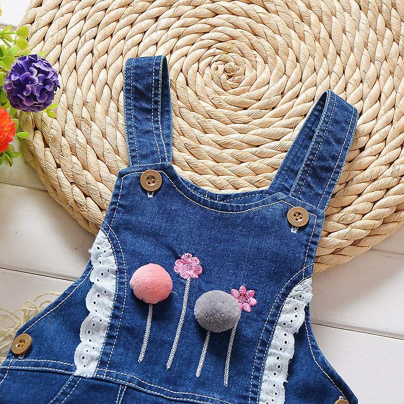 Macacão Jardineira Jeans  c/ Aplicações Pompom Bebê Menina | 9 Meses - 4 Anos-bebê menina,bebê menina 0-3 meses,bebê menina 0-4 anos,bebê menina 12-18 meses,bebê menina 3-6 meses,bebê menina 6-9 meses,bebê menina 9-12 meses,jardineira bebê menina,macacão bebê,macacão bebê algodão,macacão bebê estampado,macacão bebê menina,Macacão Jeans Bebê menina